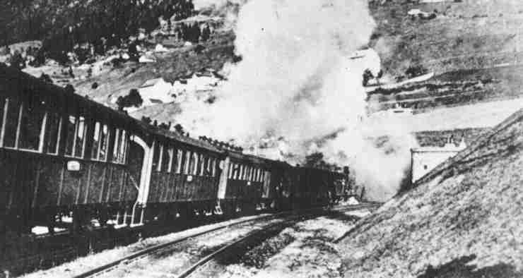 Dampfzug bei Airolo
