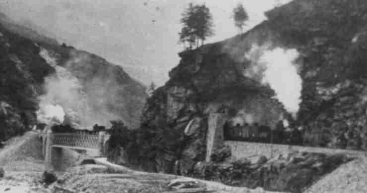 Dampfzug mit Schiebelok bei Polmengo