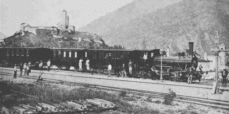 E 2/2 4 mit einem Personenzug in Bellinzona