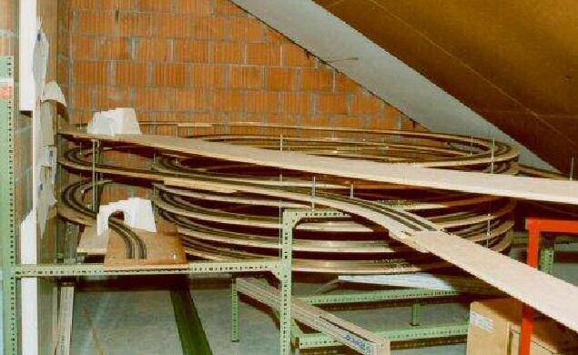 Die grosse Gleiswendel auf der linken Seite der Modellbahnanlage