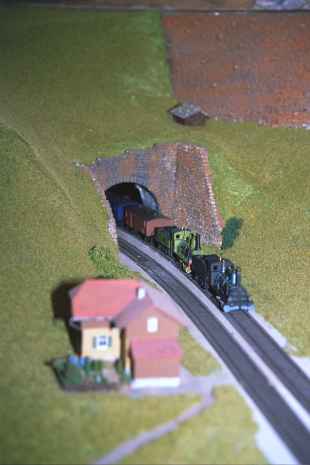 Tunnelportal mit GB-Dampfzug