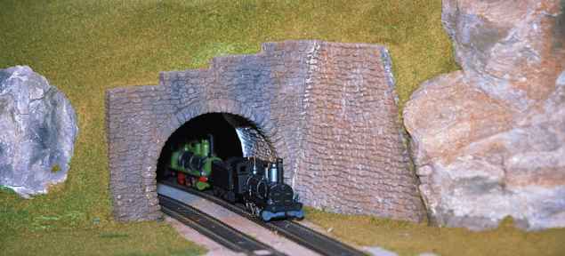 GB-Dampfzug verl�sst das Tunnelportal auf der mittleren Ebene