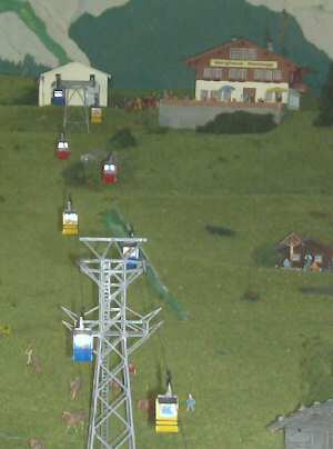 Mast und Bergstation der Gondelbahn