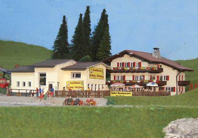 Gondelbahnstation und Hotel Plattalp
