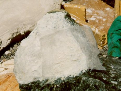 Auf die Latexschichten werden jetzt Gazest�cke aufgelegt