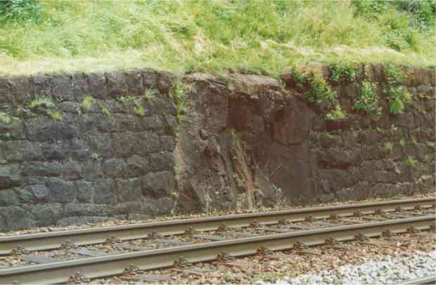 St�tzmauer mit eingebautem Felsblock