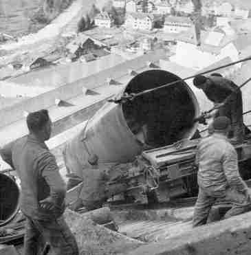 Bau der Druckleitung des Kraftwerks Amsteg