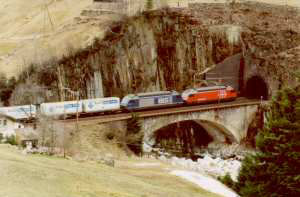 Gterzug mit Re 645 der BLS