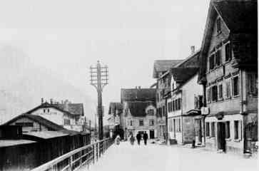 Die Gotthardstrasse in Erstfeld, Blick Richtung Norden.