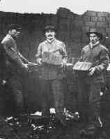 Fahrdienstpersonal beim Kohlenumlad