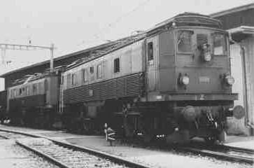 Zwei Be 4/6 neben dem Depot Erstfeld