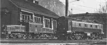 Eine Ce 6/8 II und eine Be 4/6 neben dem grossen Remisengeb�ude