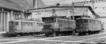 Eine Ae 4/7 umrahmt von zwei Ae 4/6 neben dem grossen Remisengeb�ude