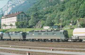 Re 6/6 in Doppeltraktion mit einer Re 4/4 III